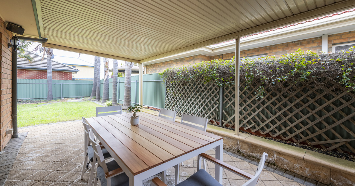 Mawson Lakes gem: relaxing entertainment area and spacious backyard — Home image 2