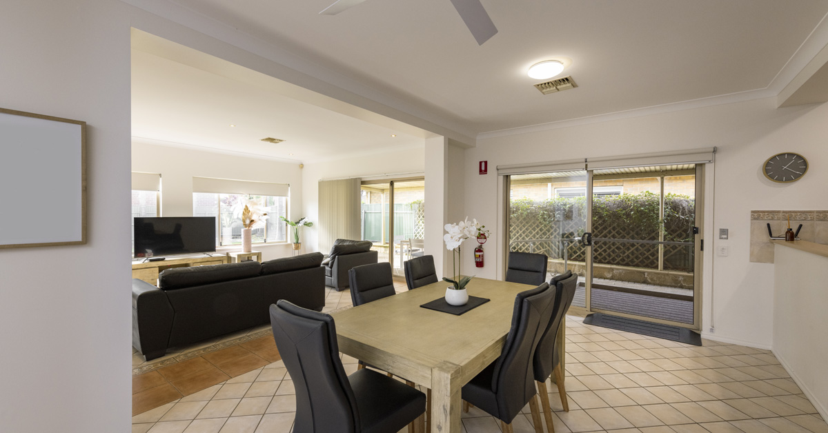 Mawson Lakes gem: relaxing entertainment area and spacious backyard — Home image 4