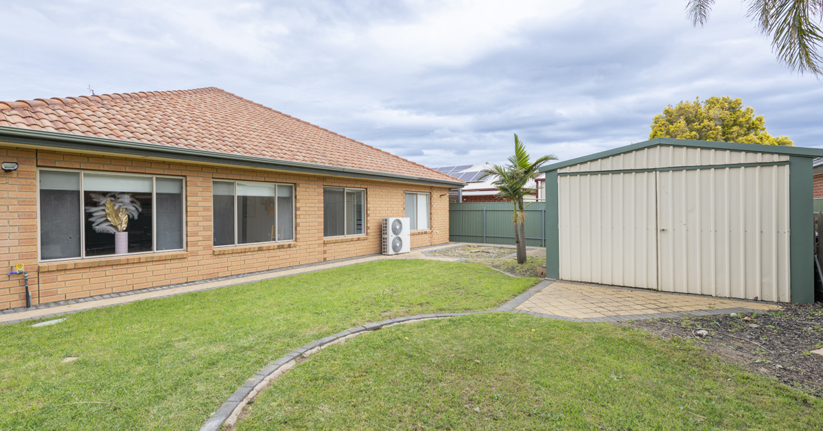 Mawson Lakes gem: relaxing entertainment area and spacious backyard — Home image 5