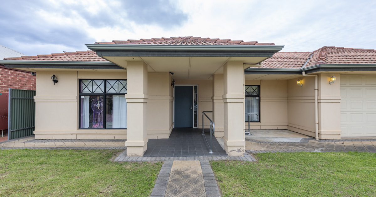 Mawson Lakes gem: relaxing entertainment area and spacious backyard — Home image 6