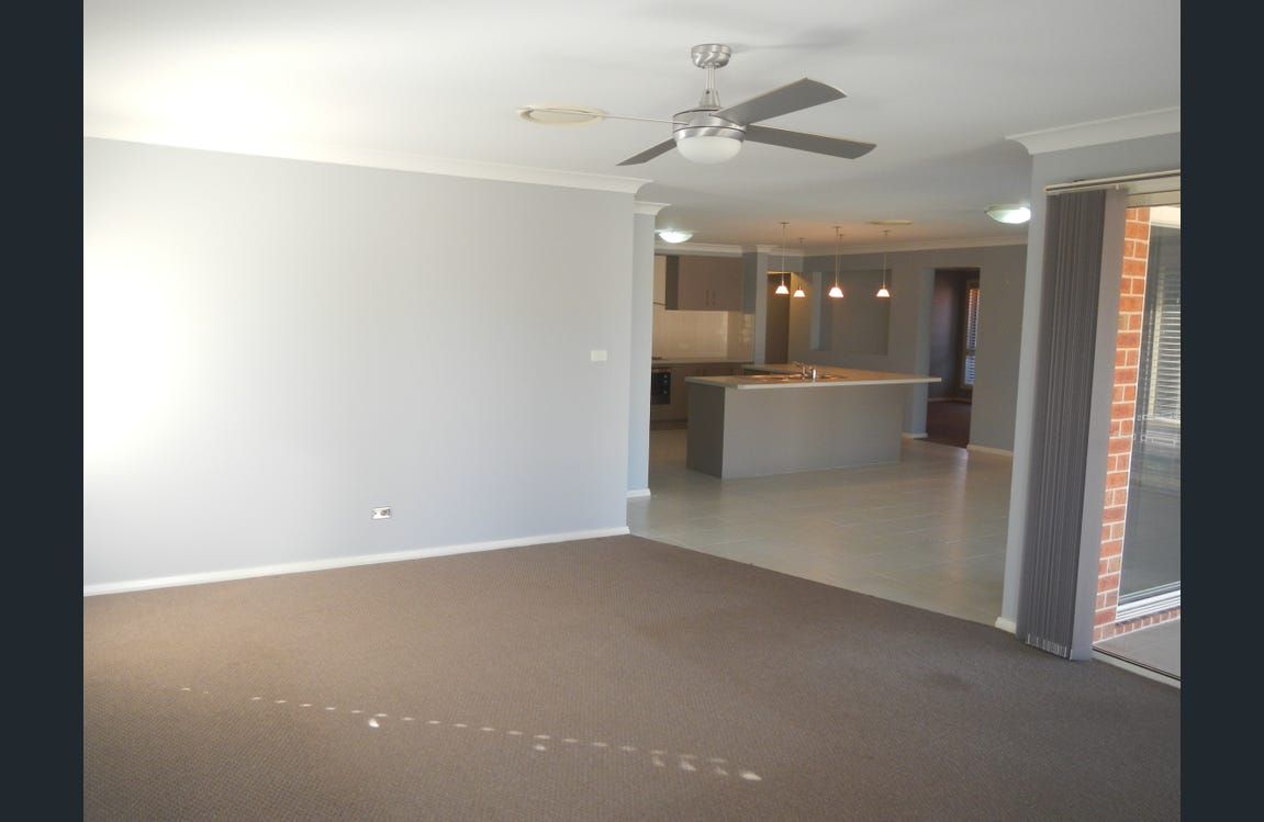 Lovely Home Aberglasslyn, NSW — Home image 8