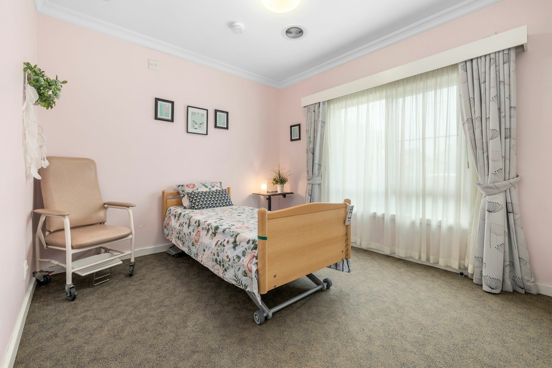 This Chelsea home actually feels like 'home' — Home image 8