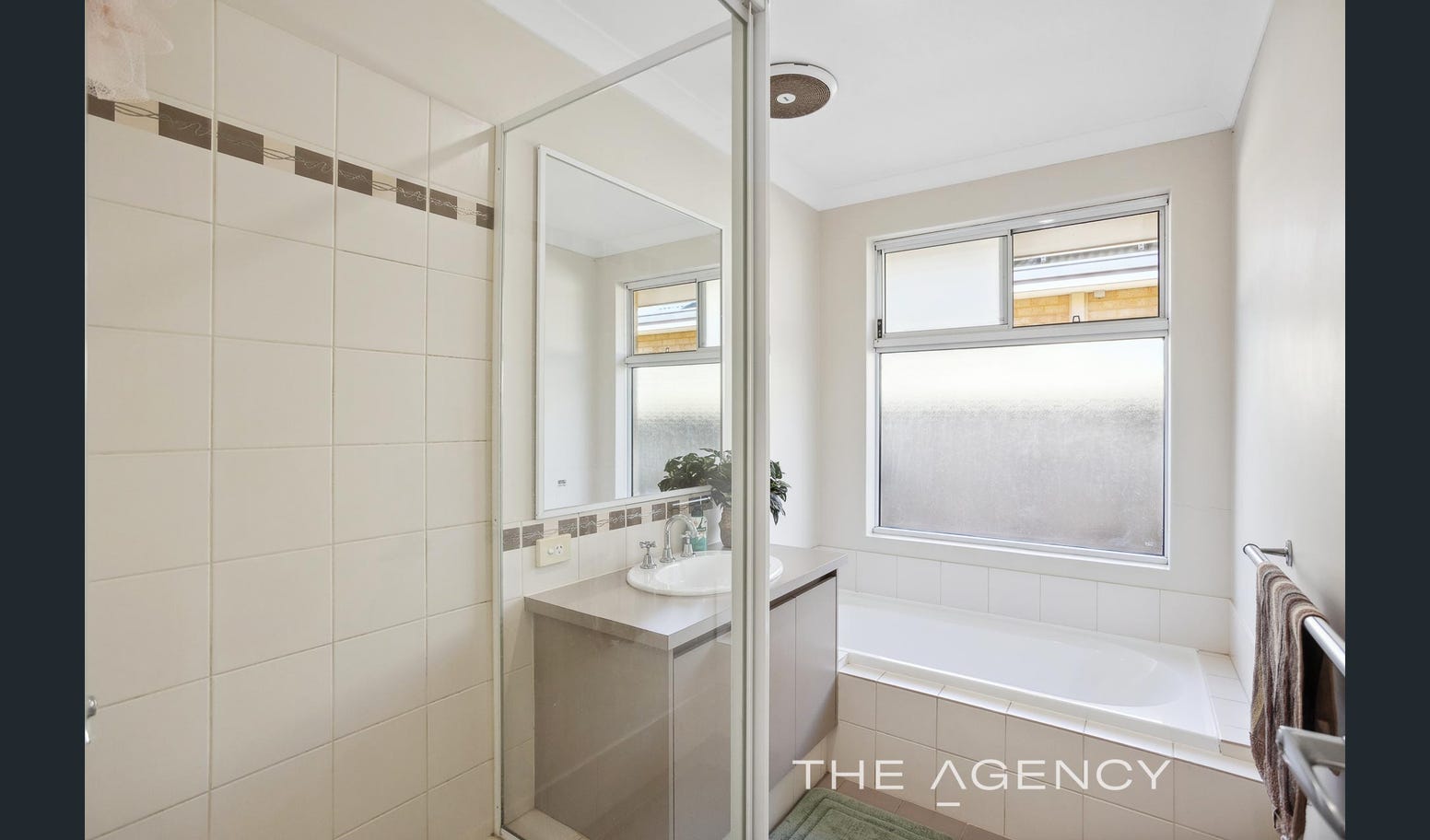 Lovely  SIL home in Ridgewood — Home image 2