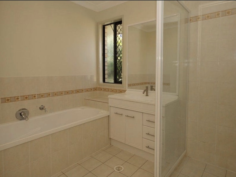 Spacious SIL - Looking for two housemates in Wynnum! — Home image 2