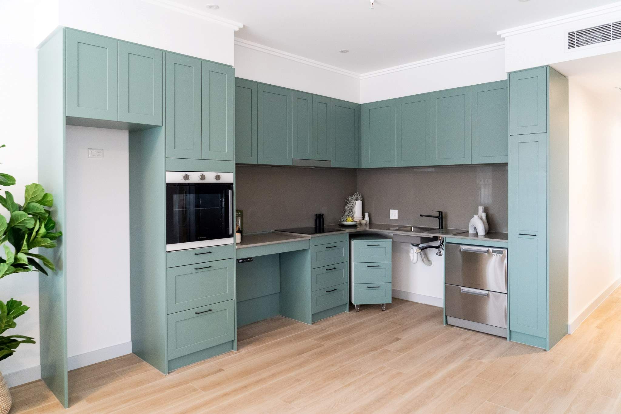 2-Bedroom HPS Apartment in Newcastle: Live the City Lifestyle by the Beach — Home image 2