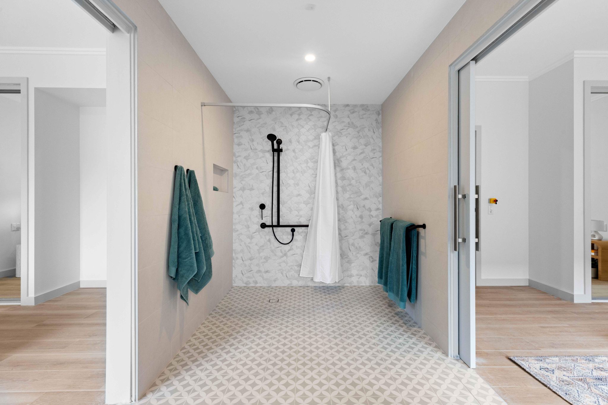 2-Bedroom HPS Apartment in Newcastle: Live the City Lifestyle by the Beach — Home image 4