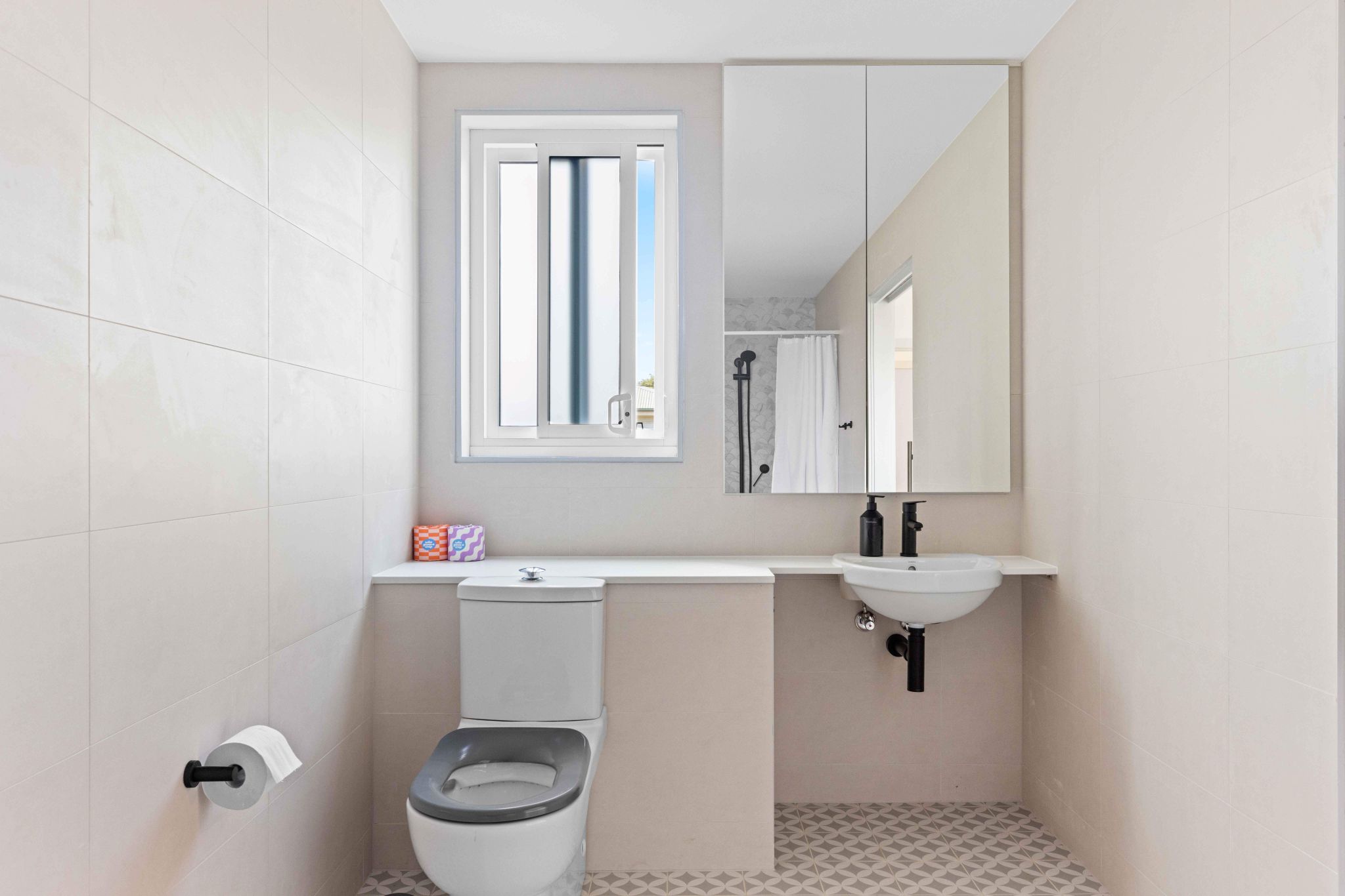 2-Bedroom HPS Apartment in Newcastle: Live the City Lifestyle by the Beach — Home image 5