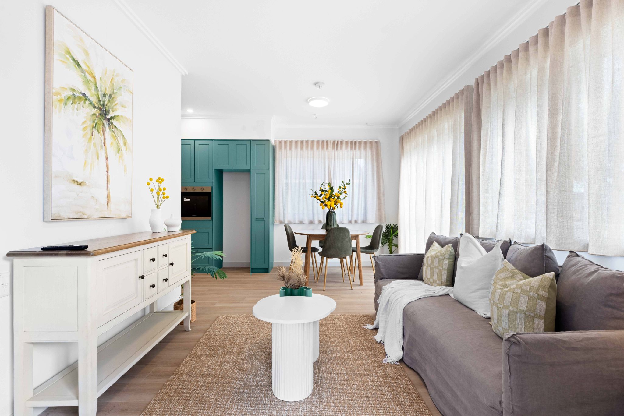 2-Bedroom HPS Apartment in Newcastle: Live the City Lifestyle by the Beach — Home image 6