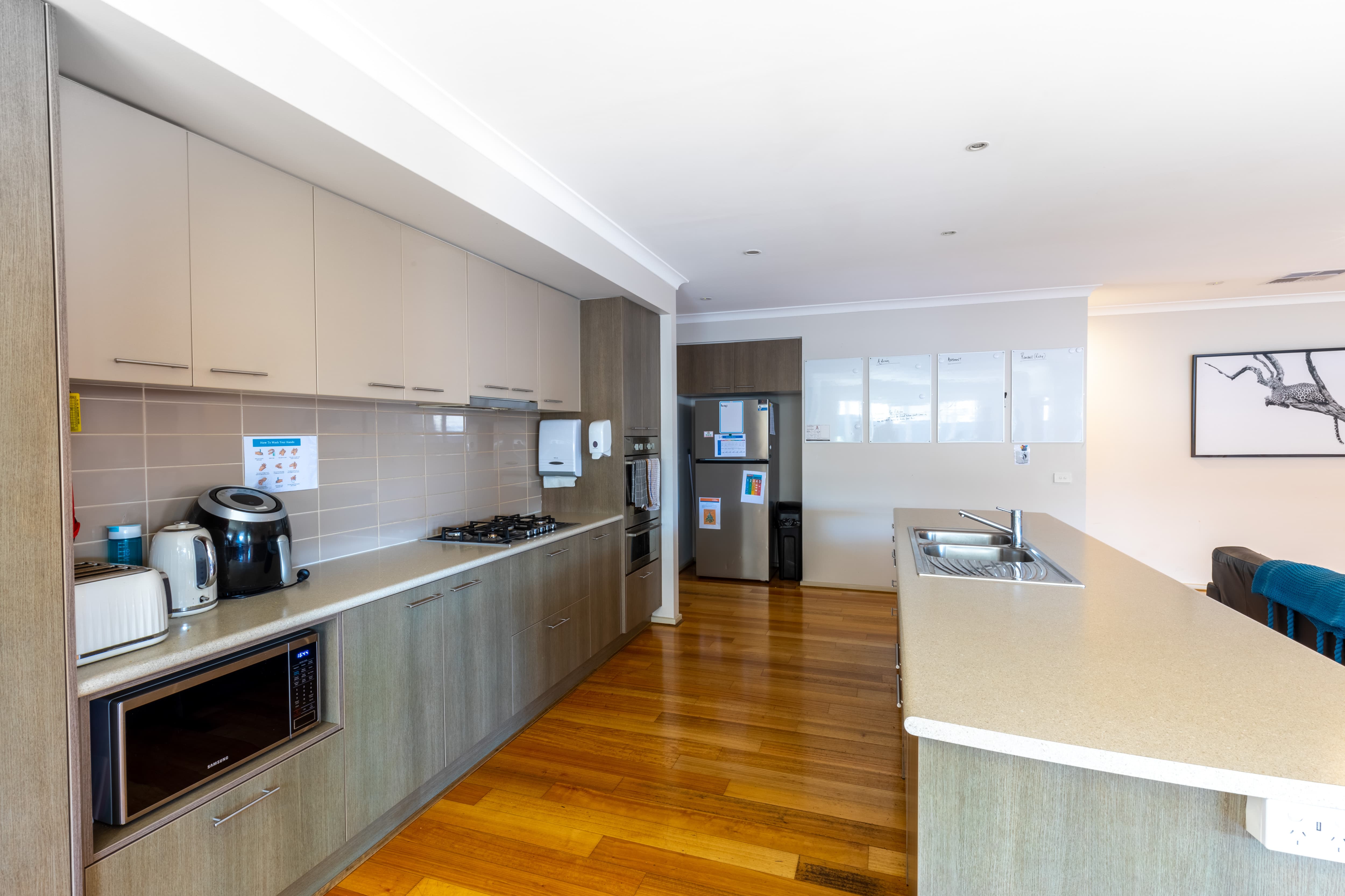 Lyndhurst Oasis: Spacious Living, Shared & Ensuite Bathrooms, Pool & Gardens — Home image 3