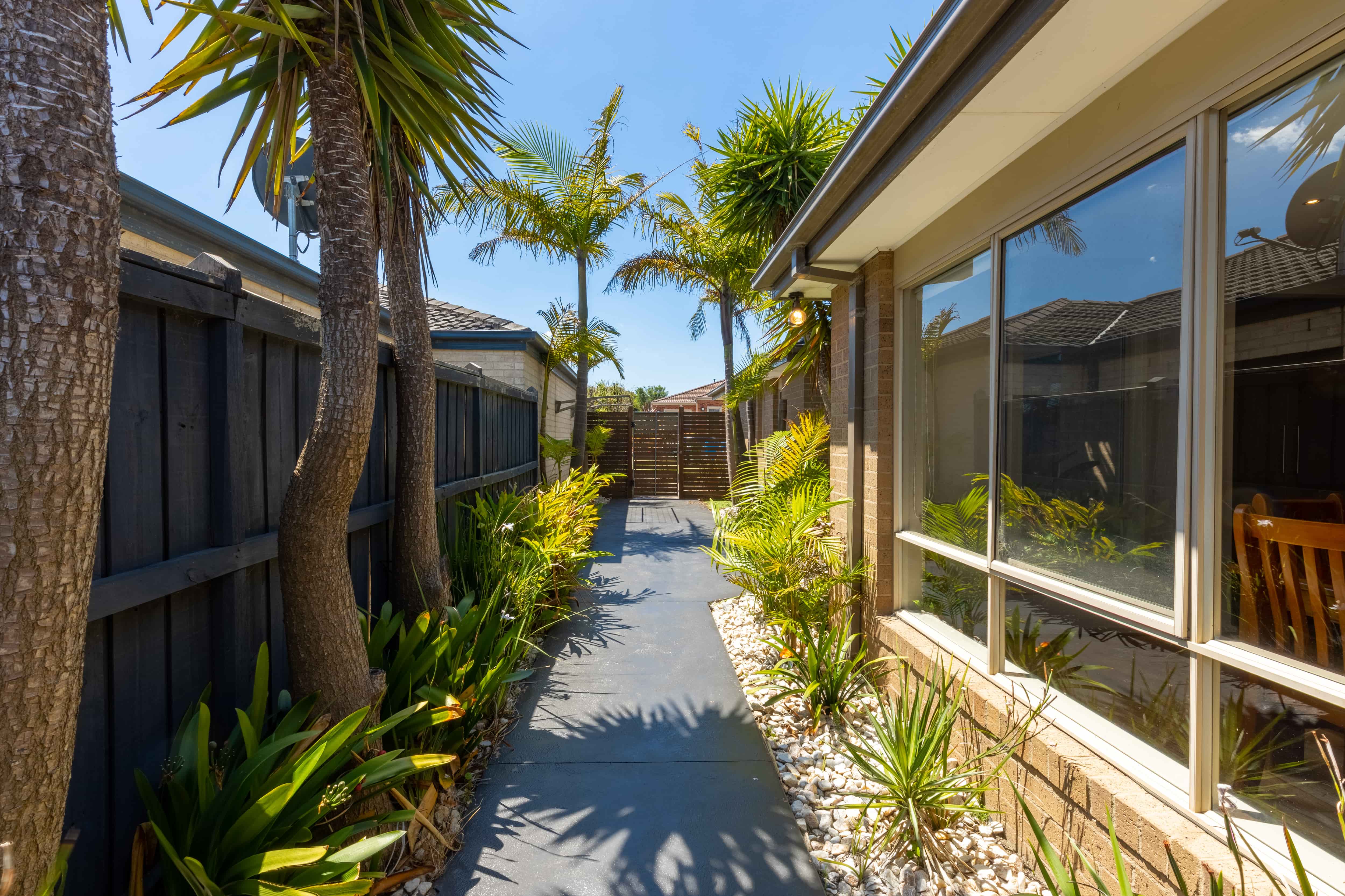 Lyndhurst Oasis: Spacious Living, Shared & Ensuite Bathrooms, Pool & Gardens — Home image 2