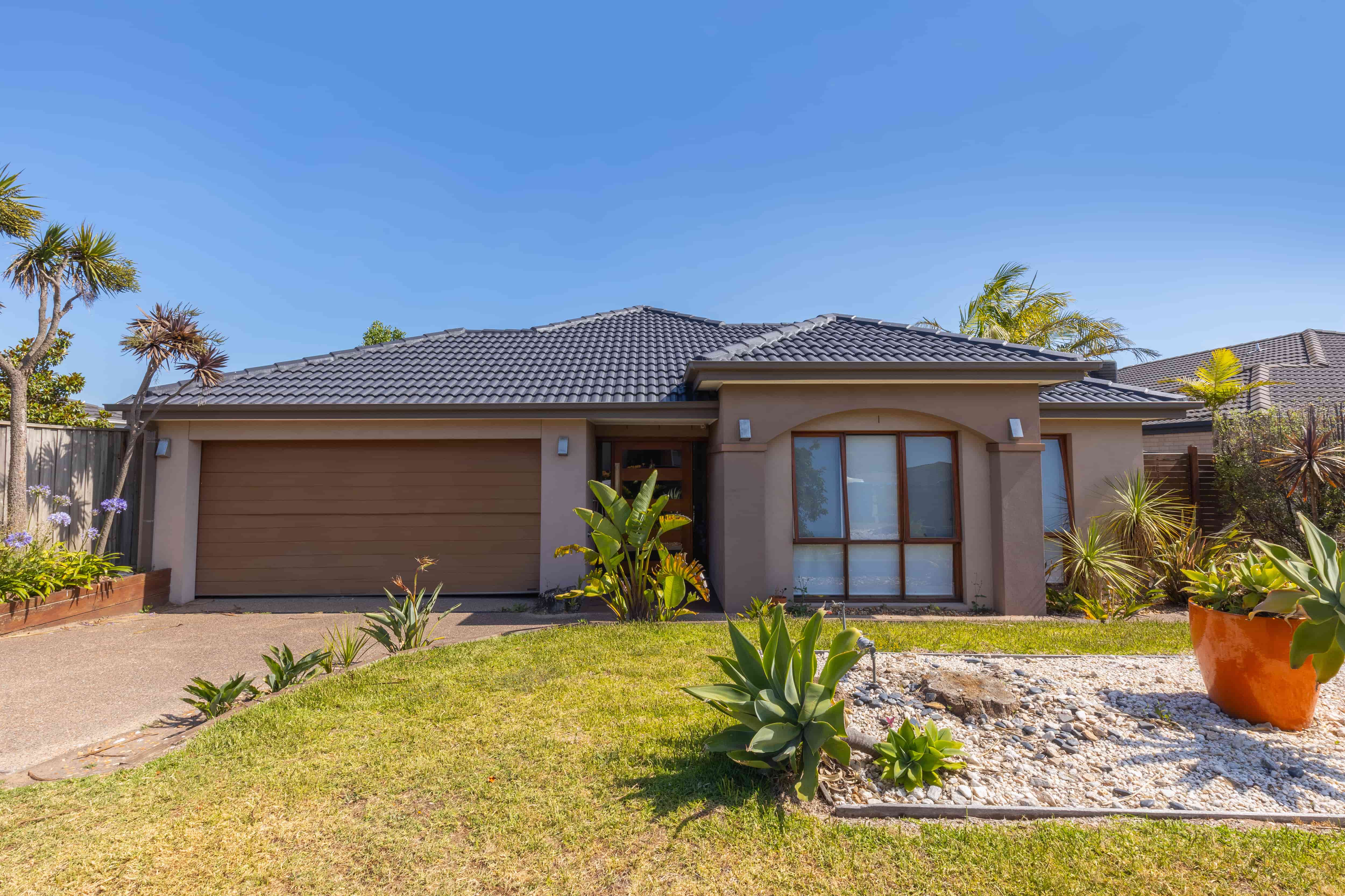 Lyndhurst Oasis: Spacious Living, Shared & Ensuite Bathrooms, Pool & Gardens — Home image 3