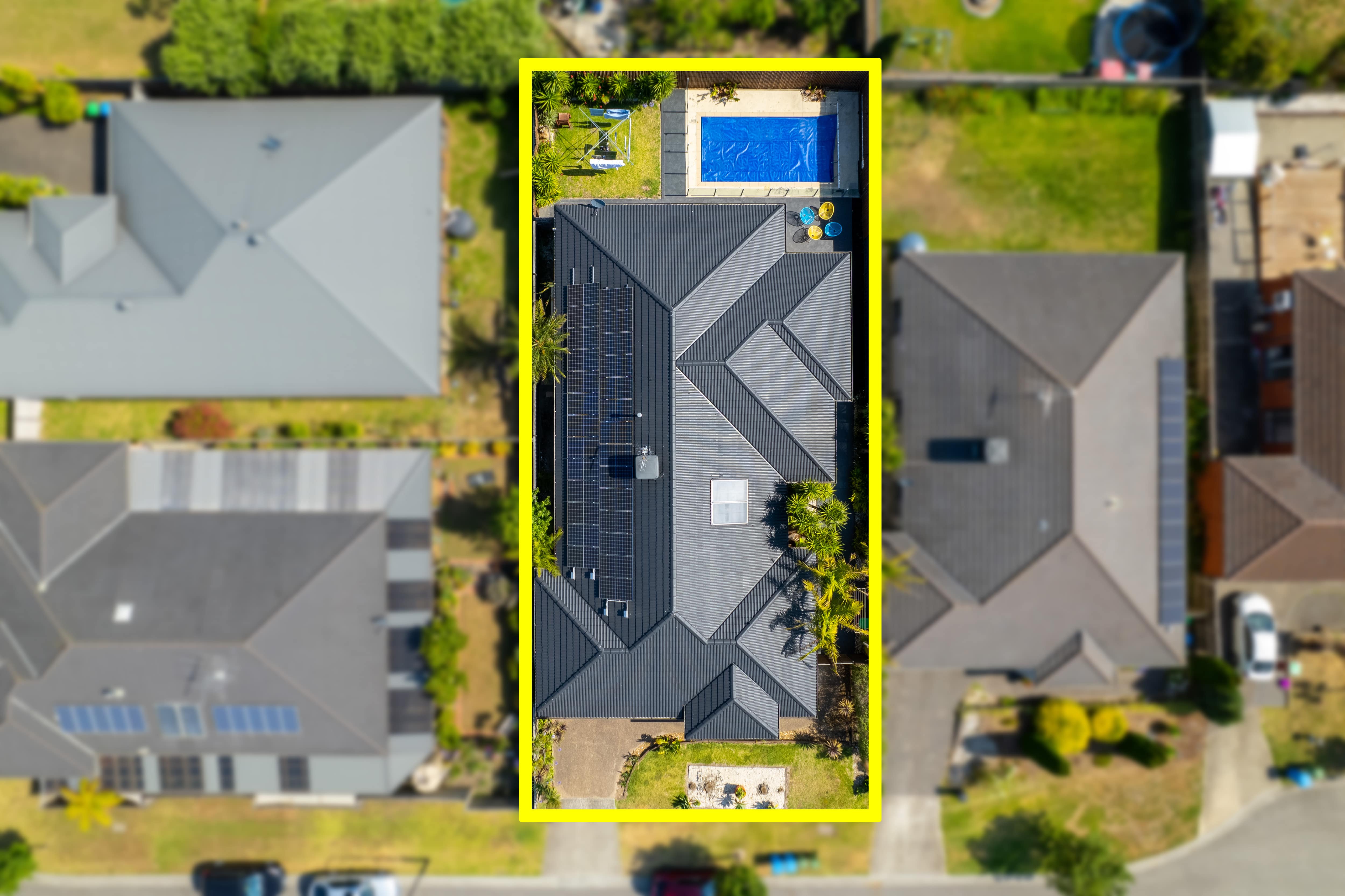 Lyndhurst Oasis: Spacious Living, Shared & Ensuite Bathrooms, Pool & Gardens — Home image 4