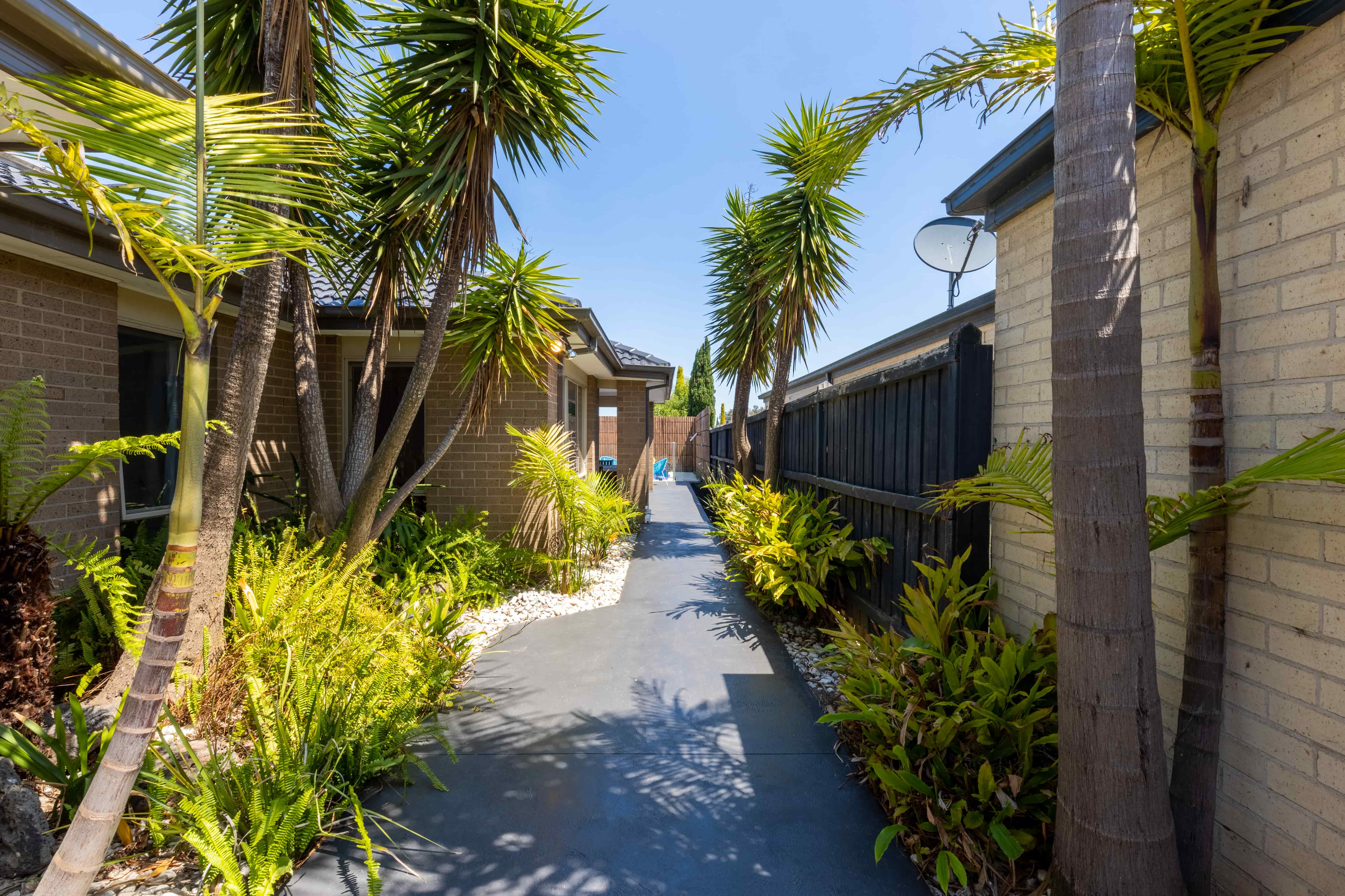 Lyndhurst Oasis: Spacious Living, Shared & Ensuite Bathrooms, Pool & Gardens — Home image 5