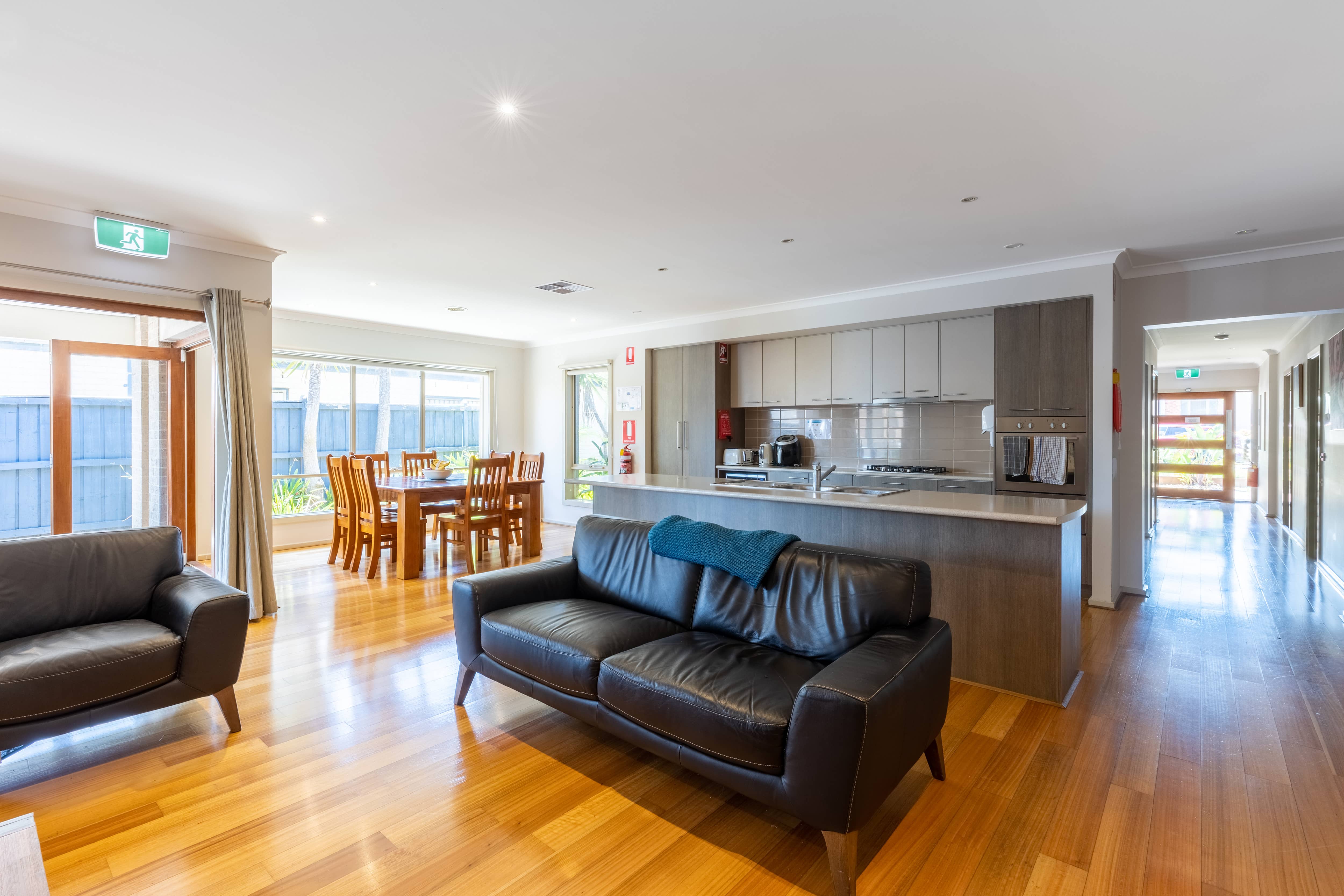Lyndhurst Oasis: Spacious Living, Shared & Ensuite Bathrooms, Pool & Gardens — Home image 6
