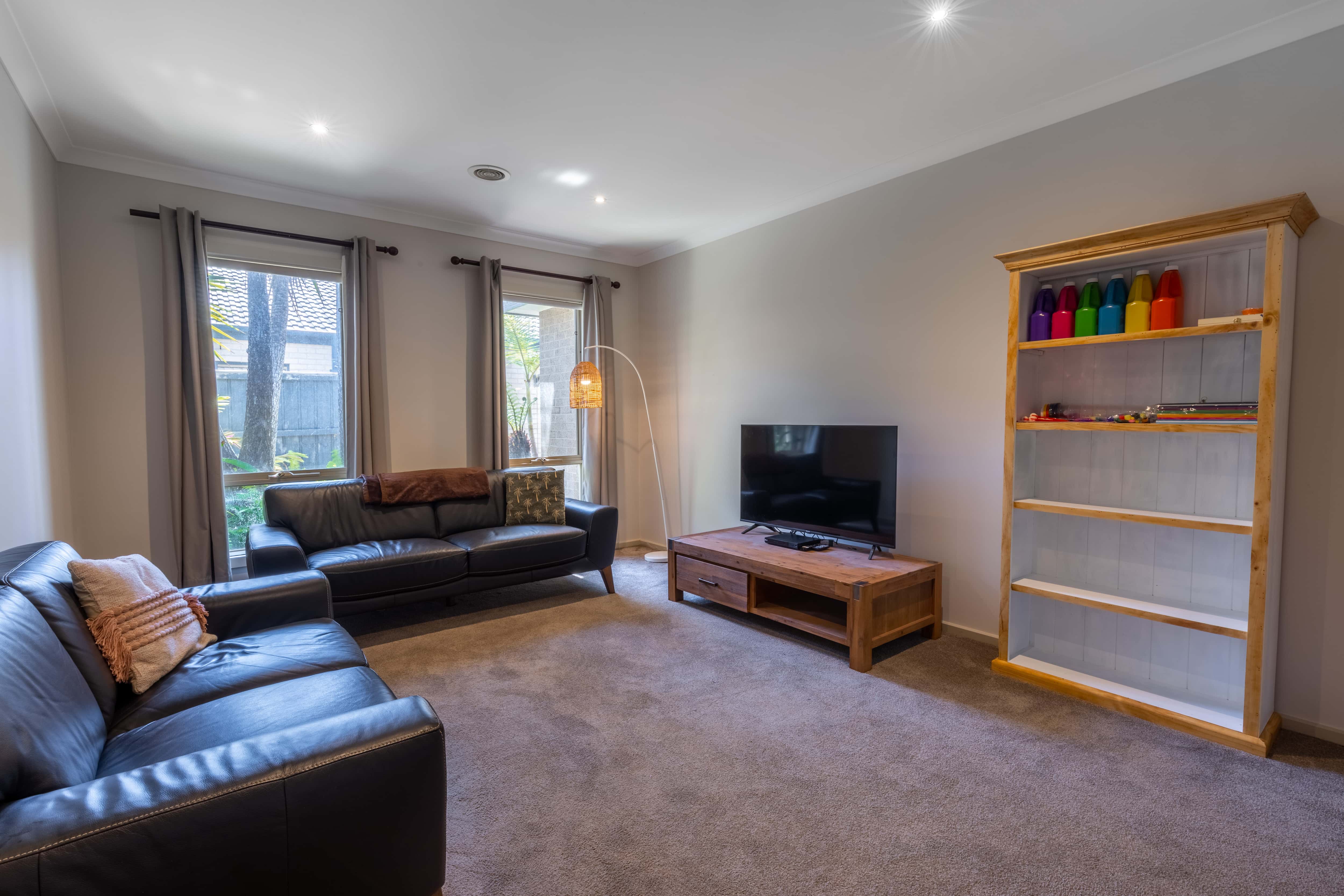 Lyndhurst Oasis: Spacious Living, Shared & Ensuite Bathrooms, Pool & Gardens — Home image 7