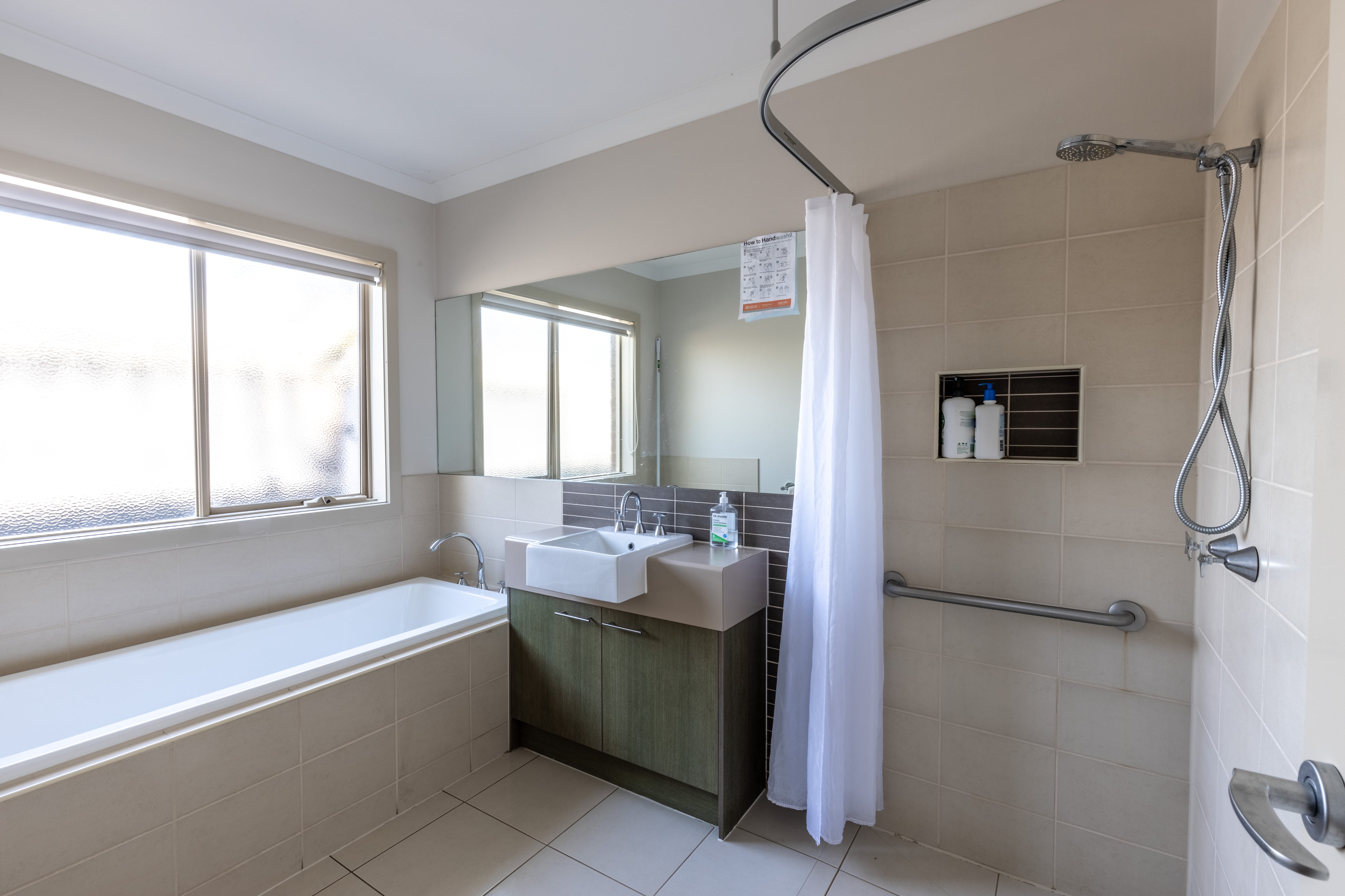 Lyndhurst Oasis: Spacious Living, Shared & Ensuite Bathrooms, Pool & Gardens — Home image 11