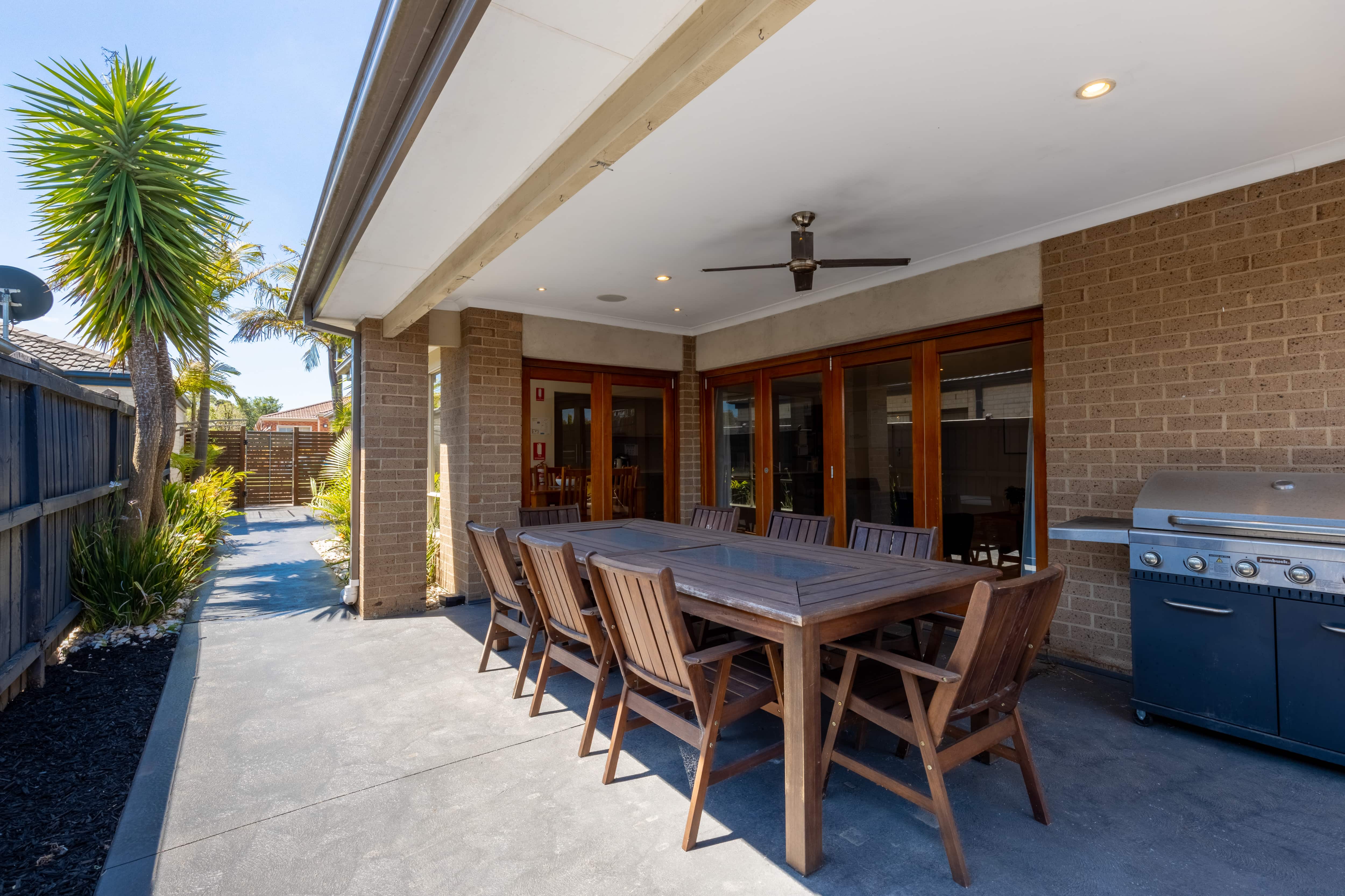 Lyndhurst Oasis: Spacious Living, Shared & Ensuite Bathrooms, Pool & Gardens — Home image 14