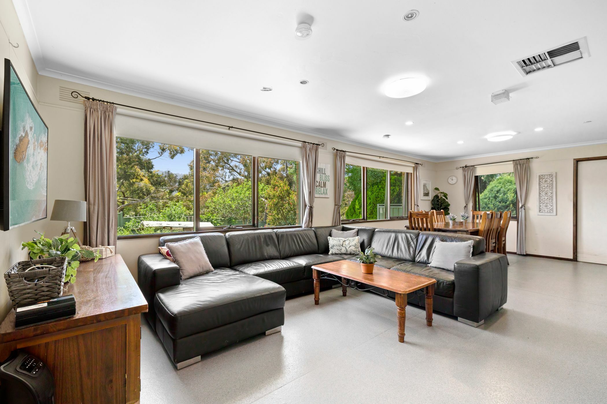 Family home feels await you in the Mt Dandenong foothills — Home image 2