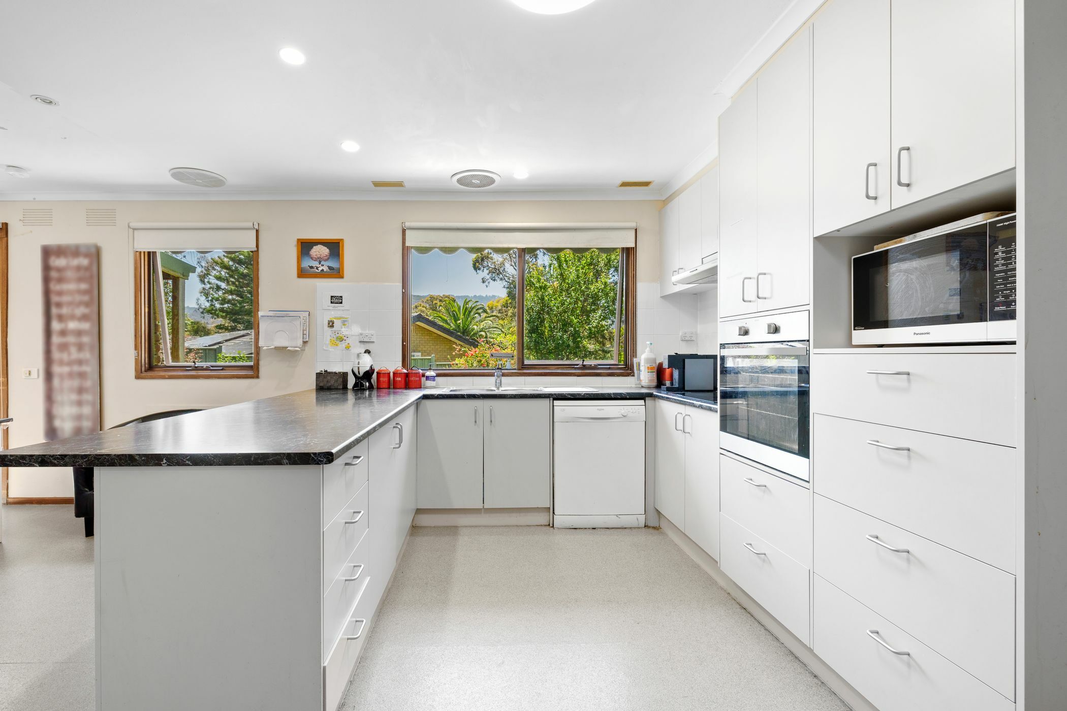 Family home feels await you in the Mt Dandenong foothills — Home image 4