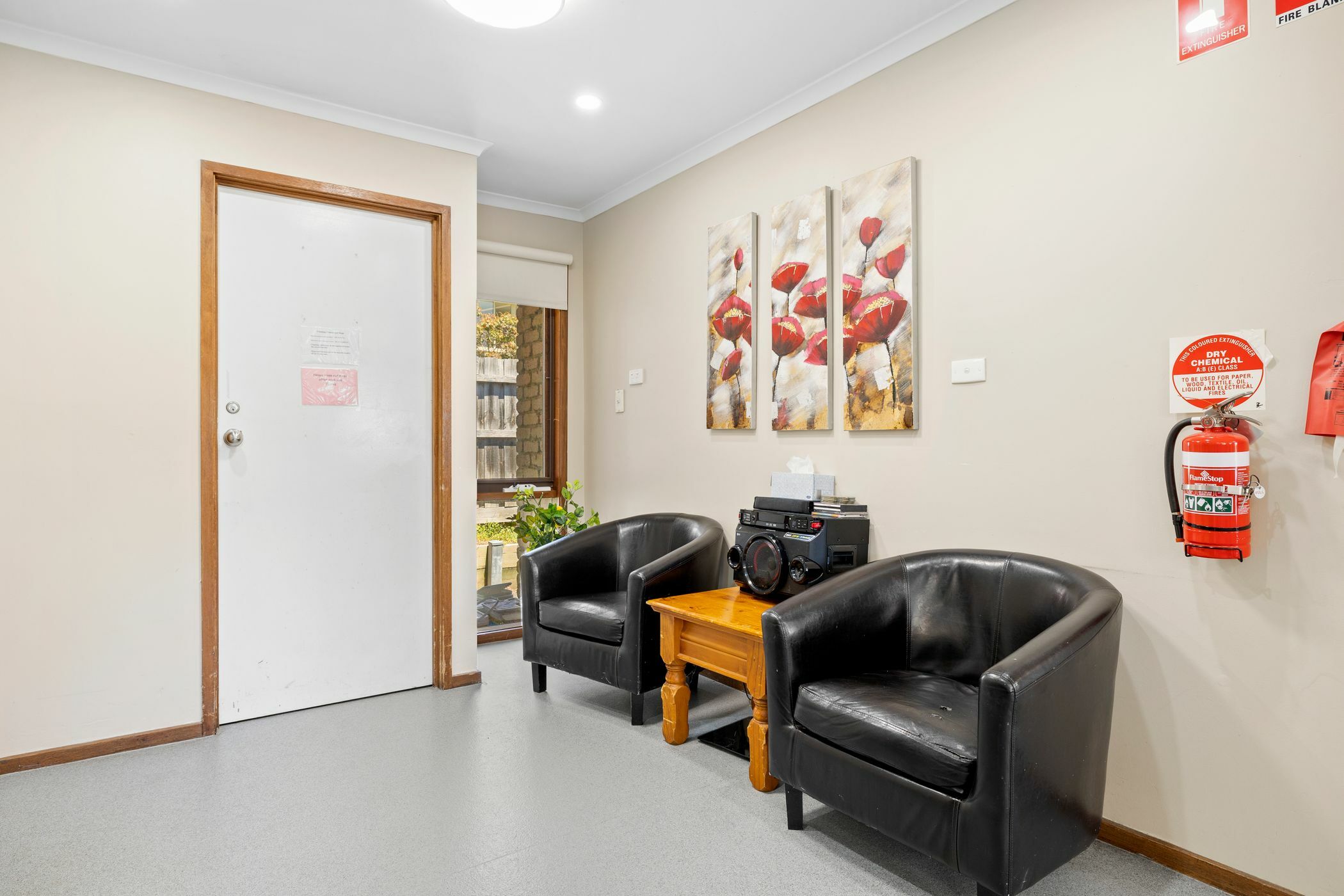 Family home feels await you in the Mt Dandenong foothills — Home image 9