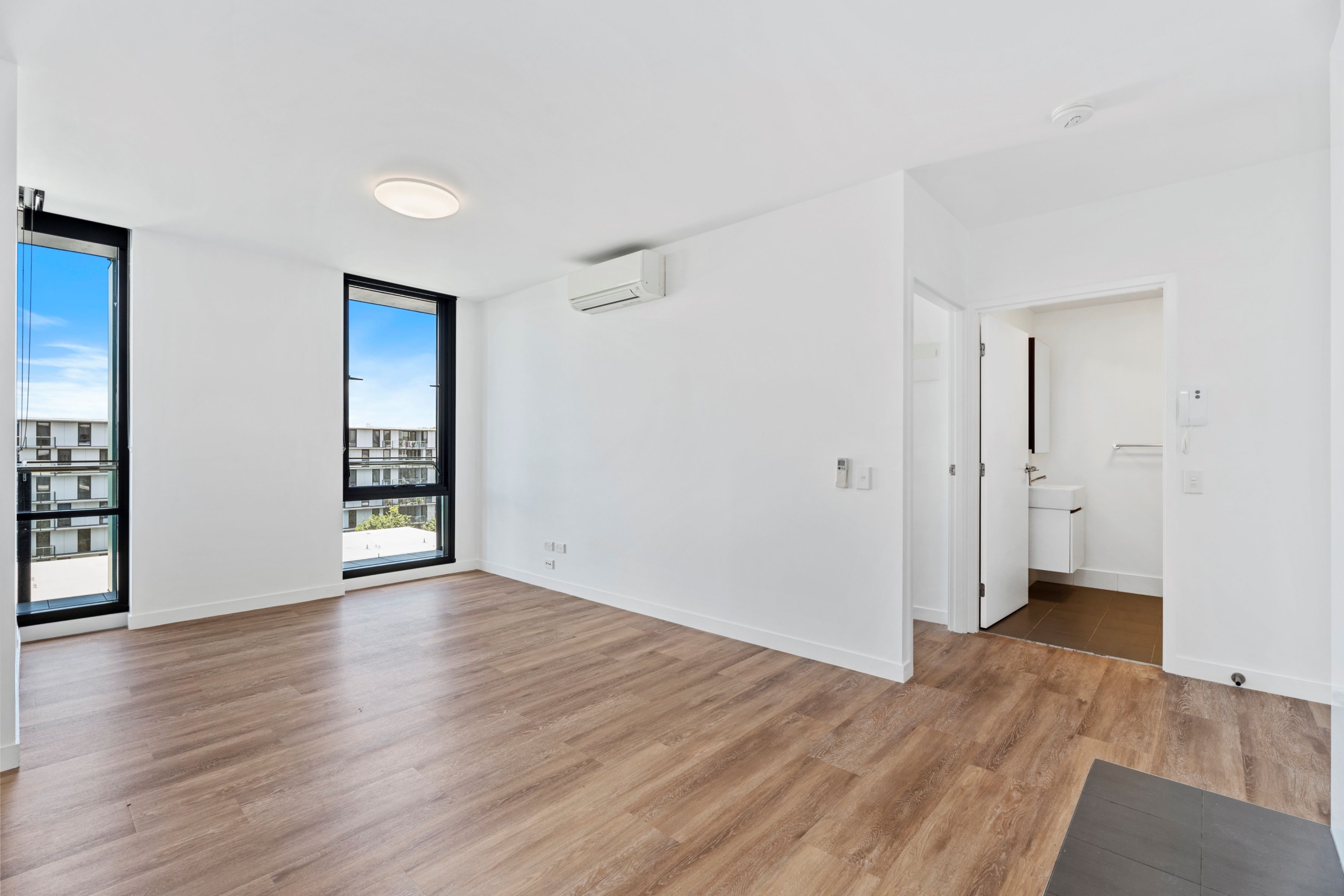SOUTHPORT, GOLD COAST QLD – IMPROVED LIVEABILITY APARTMENT — Home image 2