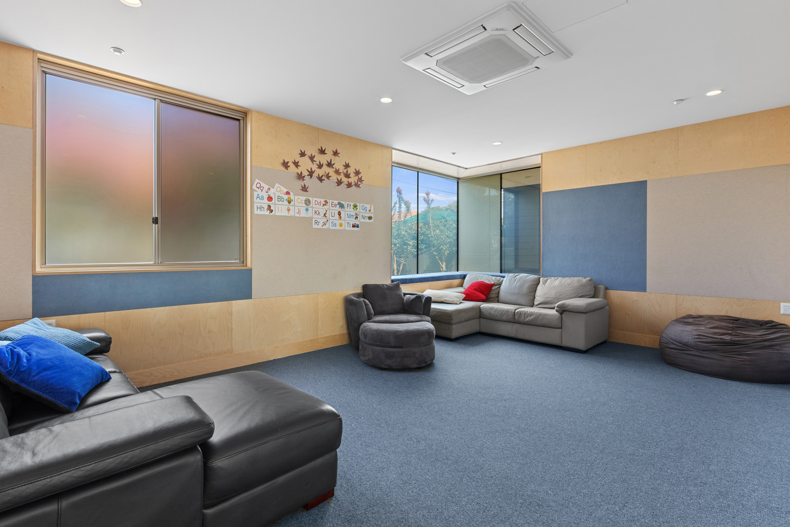 Beautiful, architecturally designed home built for fun in Ivanhoe — Home image 9