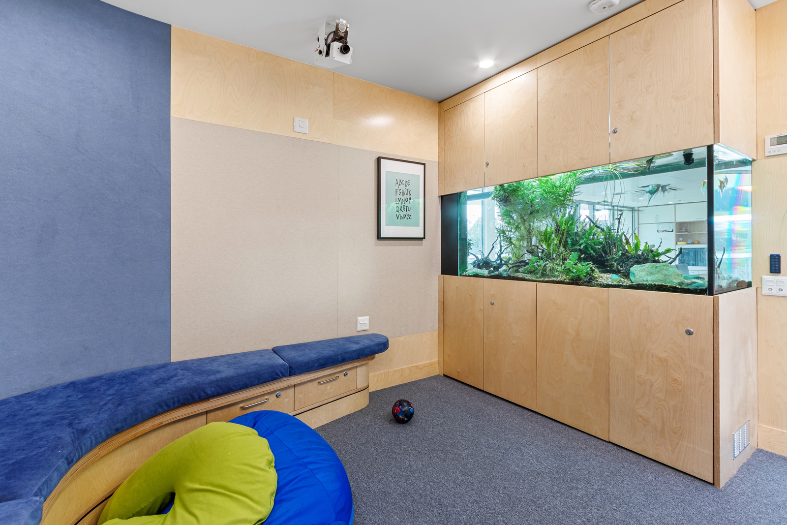 Beautiful, architecturally designed home built for fun in Ivanhoe — Home image 2