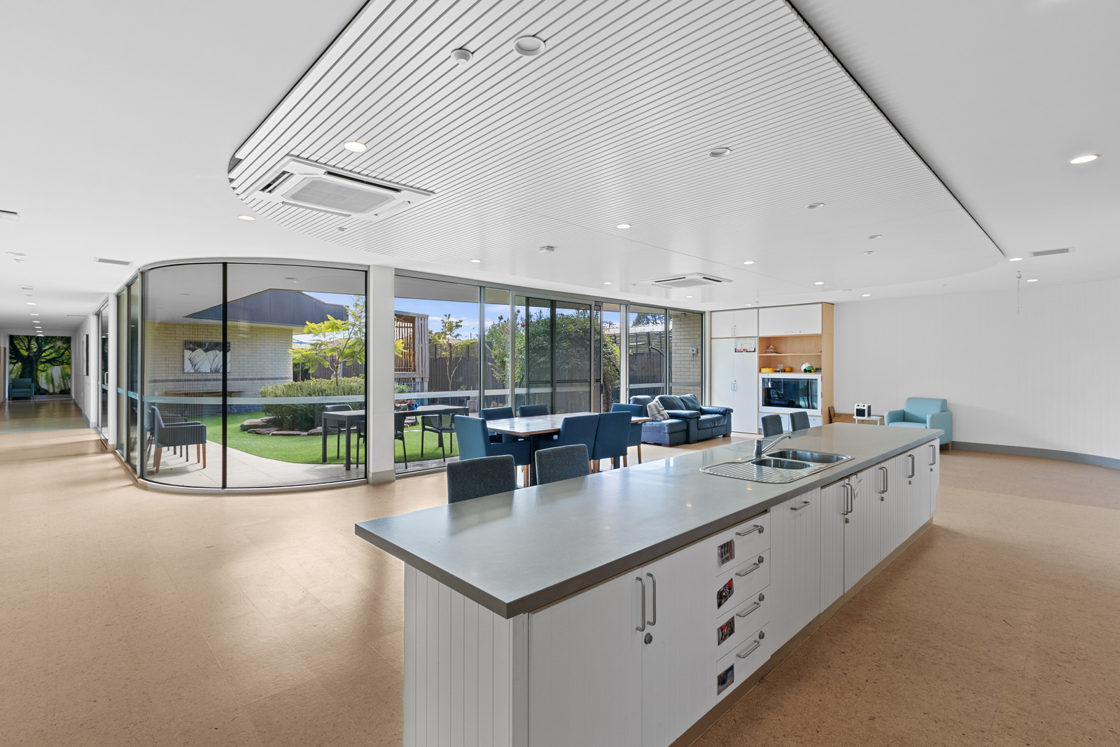 Beautiful, architecturally designed home built for fun in Ivanhoe — Home image 4