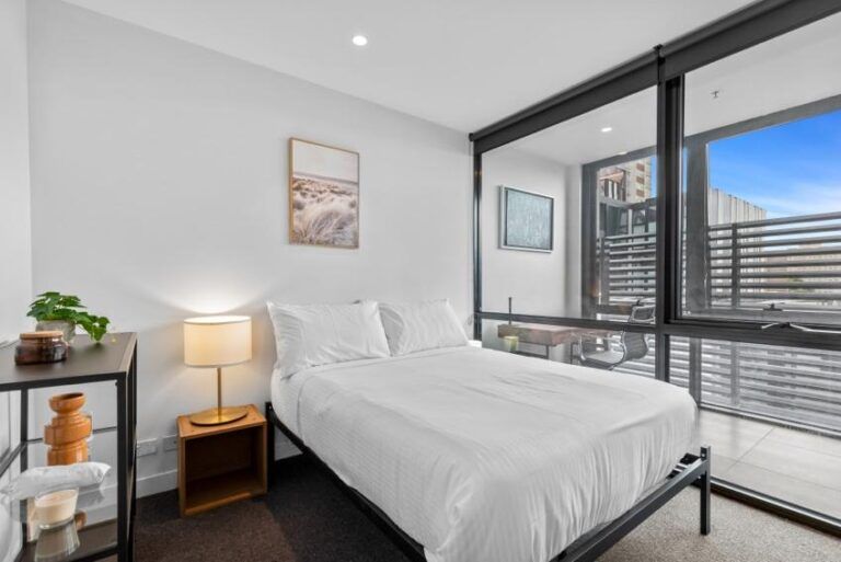 Modern 2-Bed Inner City Pad With Swimming Pool Collingwood, — Home image 2
