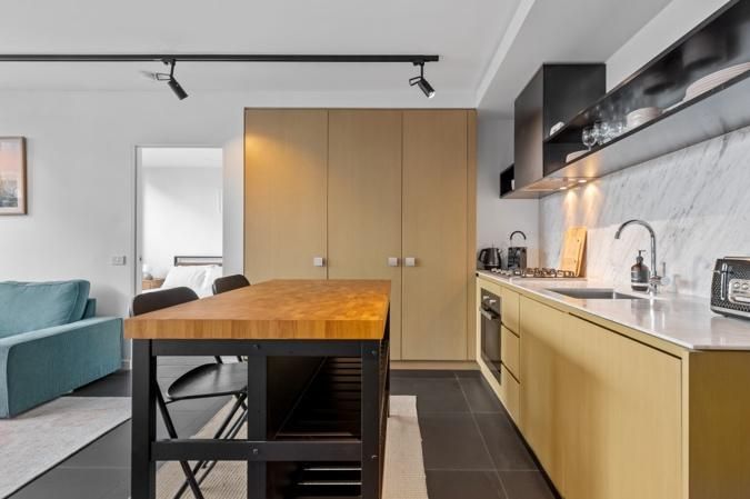 Modern 2-Bed Inner City Pad With Swimming Pool Collingwood, — Home image 3