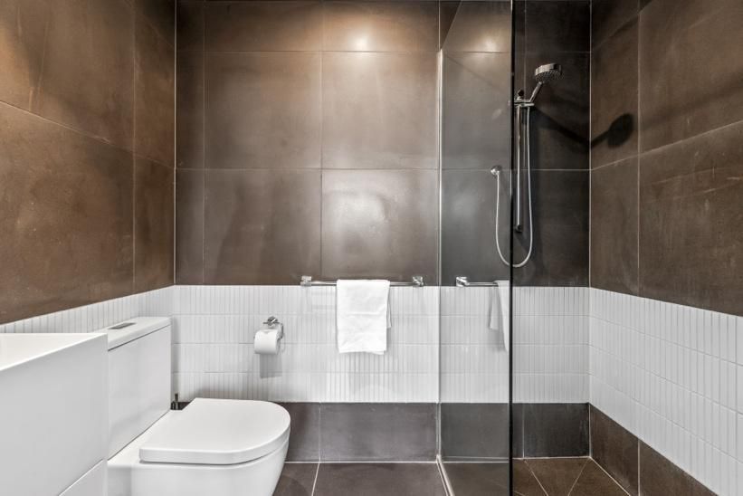 Modern 2-Bed Inner City Pad With Swimming Pool Collingwood, — Home image 4