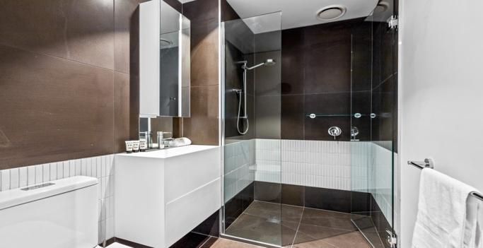 Modern 2-Bed Inner City Pad With Swimming Pool Collingwood, — Home image 6