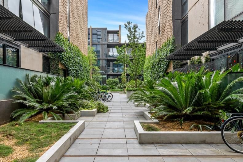 Modern 2-Bed Inner City Pad With Swimming Pool Collingwood, — Home image 8