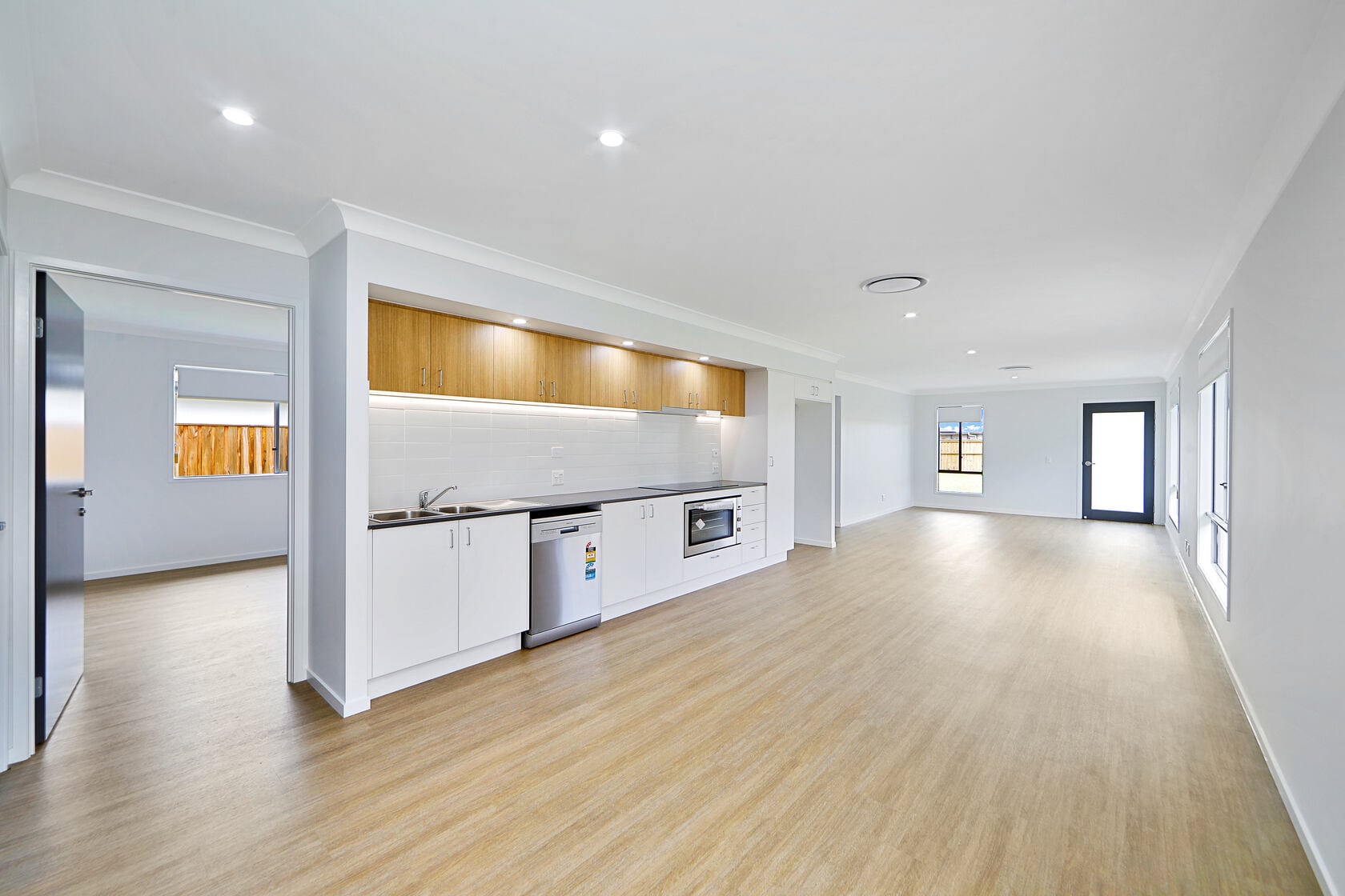 13 Woodswallow Avenue, Point Vernon QLD 4655 — Home image 2