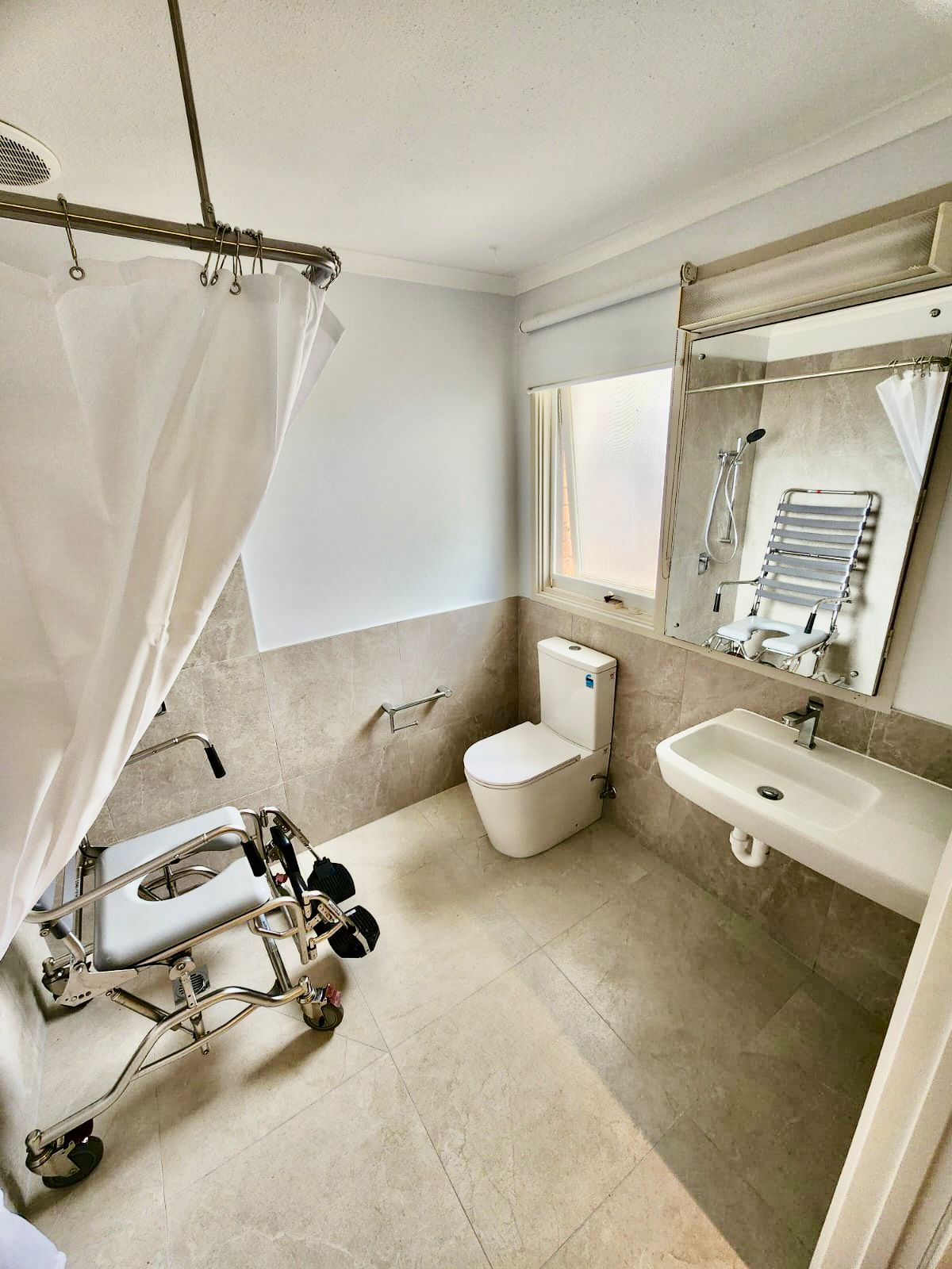 Fully accessible 4 bedroom house -5 mins walk to Westfield Knox Shopping Centre — Home image 7