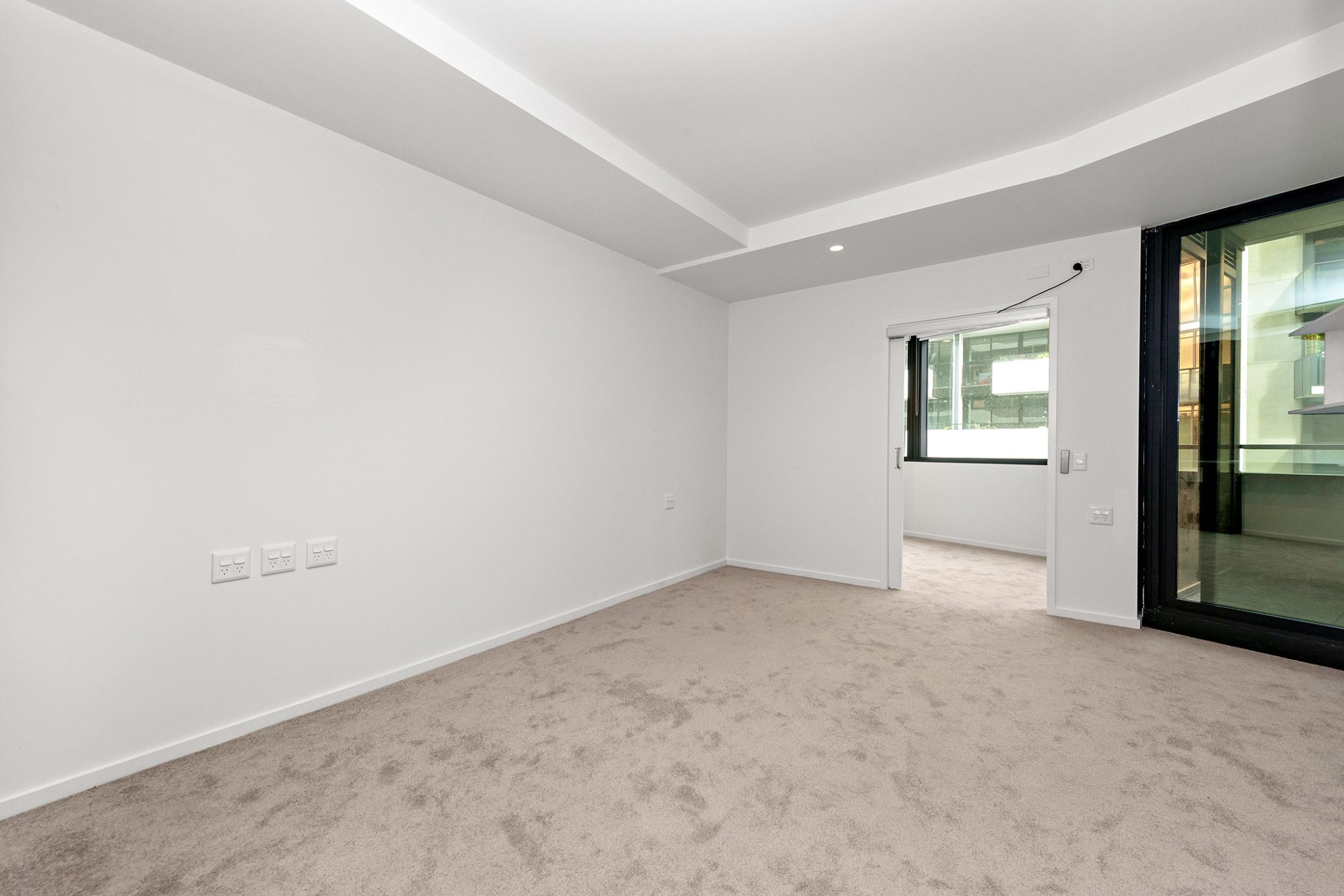 High-end wheelchair accessible apartment with stunning amenities — Home image 2