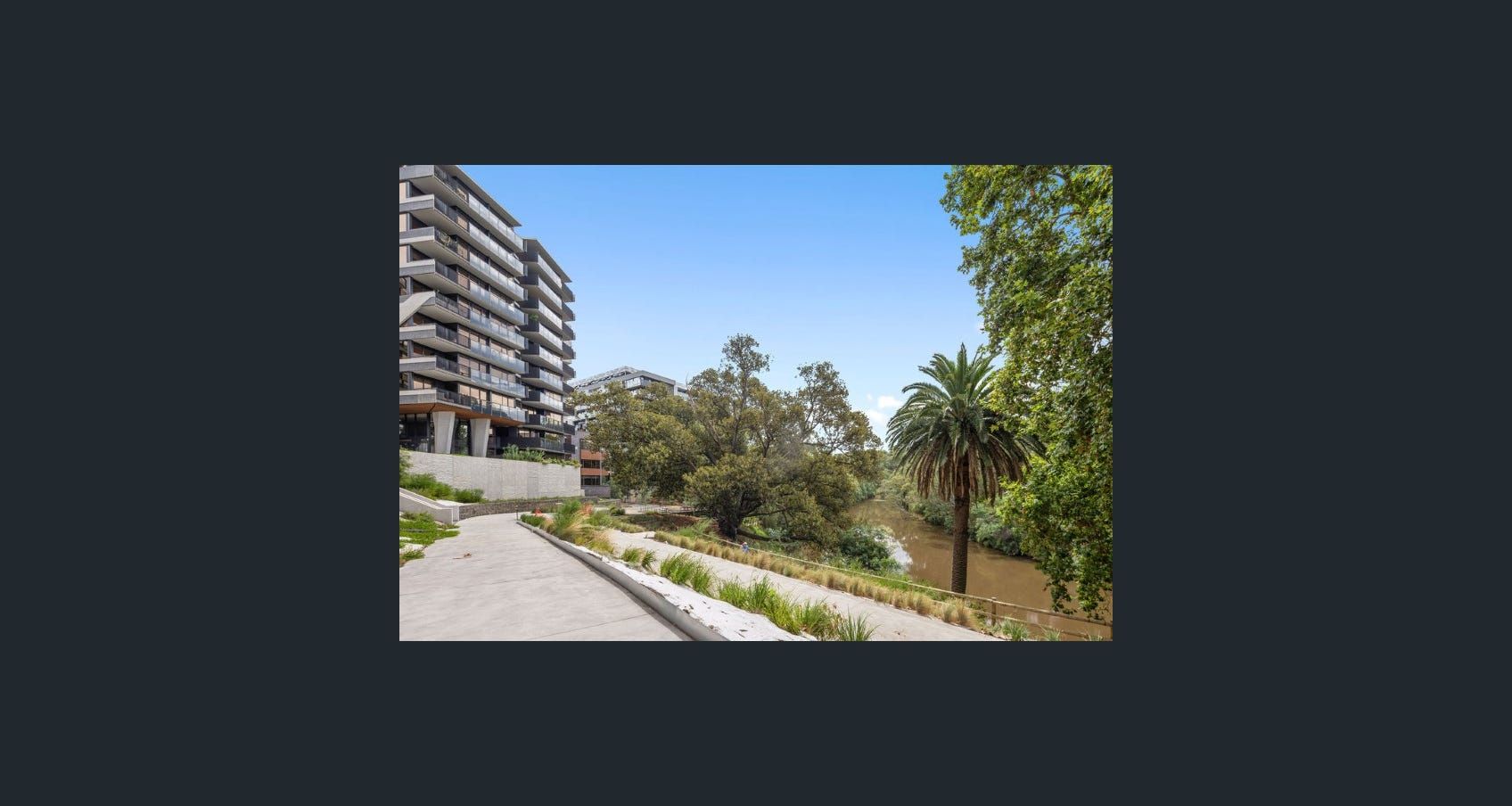 High-end wheelchair accessible apartment with stunning amenities — Home image 3