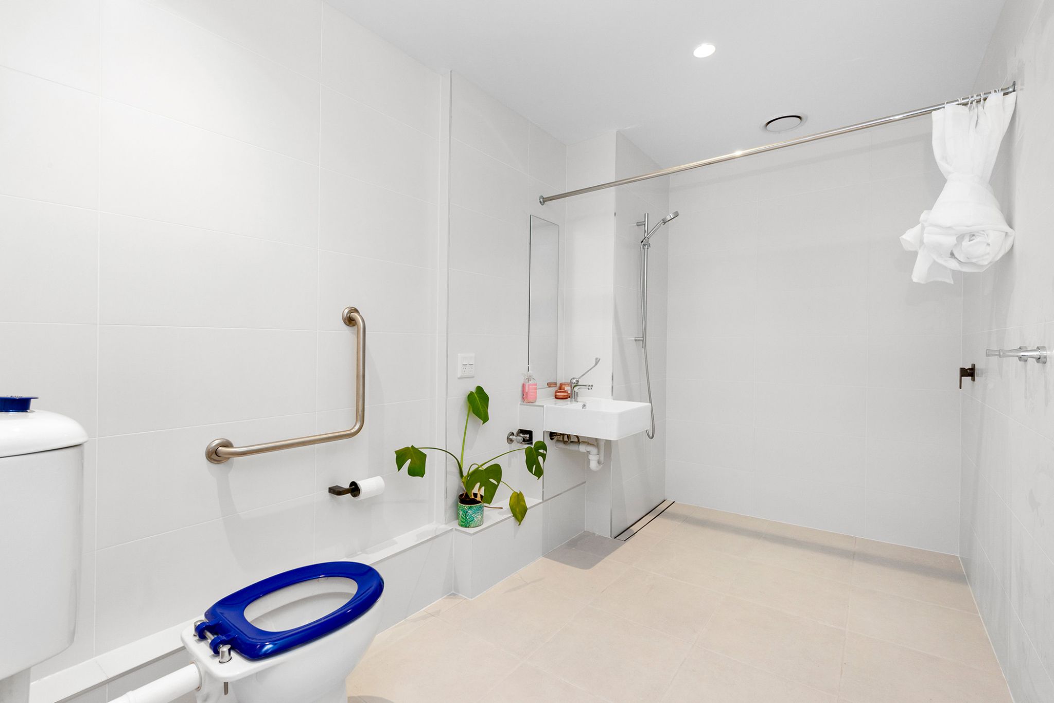 High-end wheelchair accessible apartment with stunning amenities — Home image 4