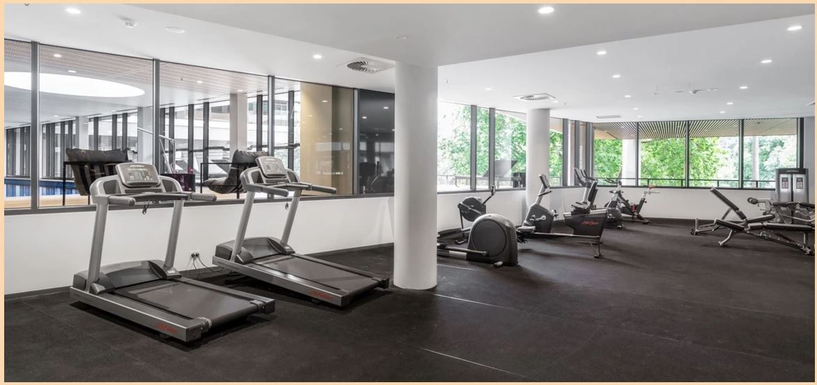 High-end wheelchair accessible apartment with stunning amenities — Home image 6