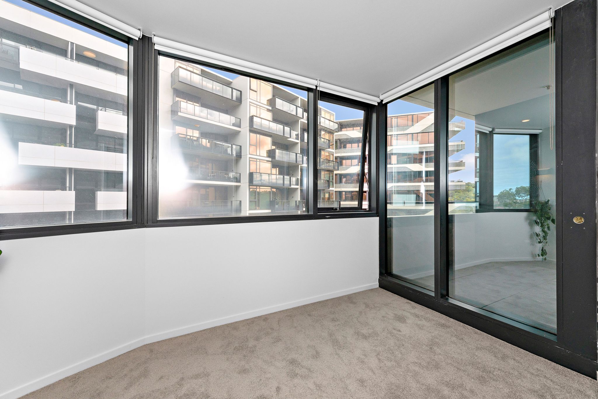 High-end wheelchair accessible apartment with stunning amenities — Home image 7