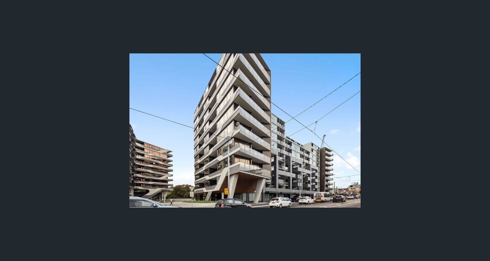 High-end wheelchair accessible apartment with stunning amenities — Home image 9