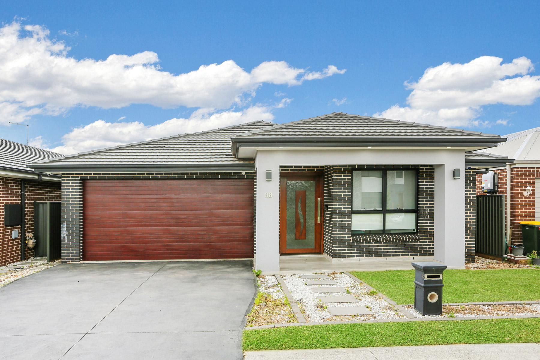 Beautiful brand new wheelchair accessible home — Home image 1