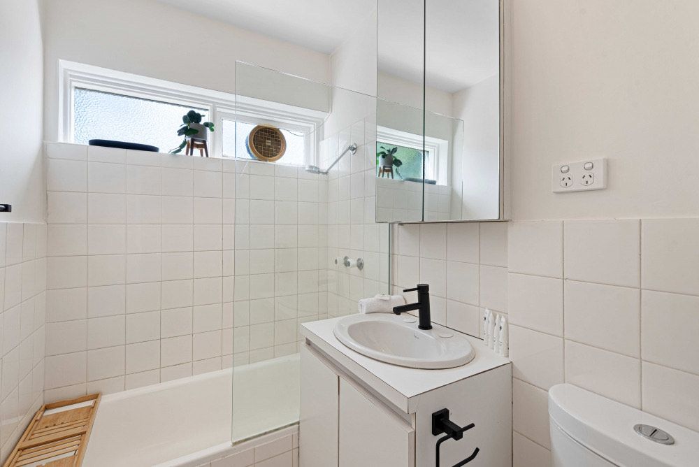 Contemporary 1-Bed Unit Near Chapel — Home image 3