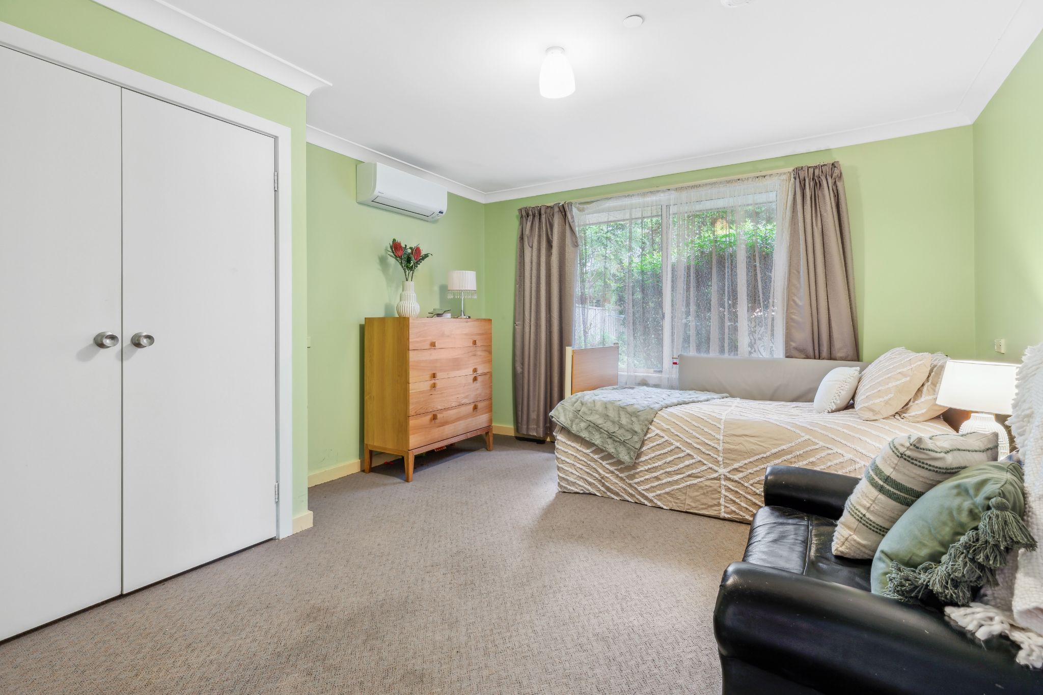 Modern home surrounded by nature in North Ryde — Home image 4