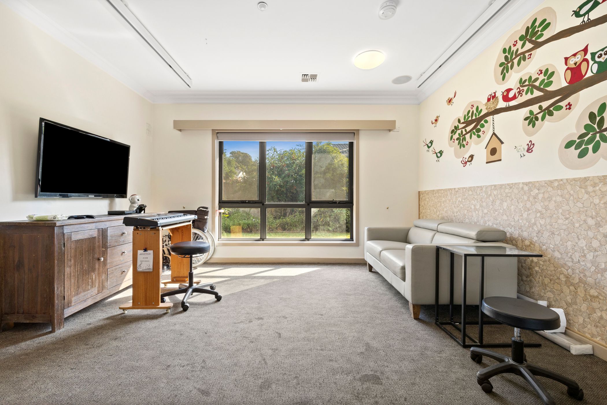 Group home in Hamlyn Heights with High Physical Support features — Home image 6