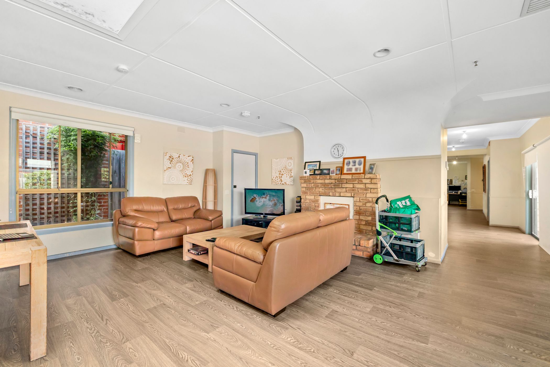 A fantastic location close to station, cafe and shops. — Home image 3