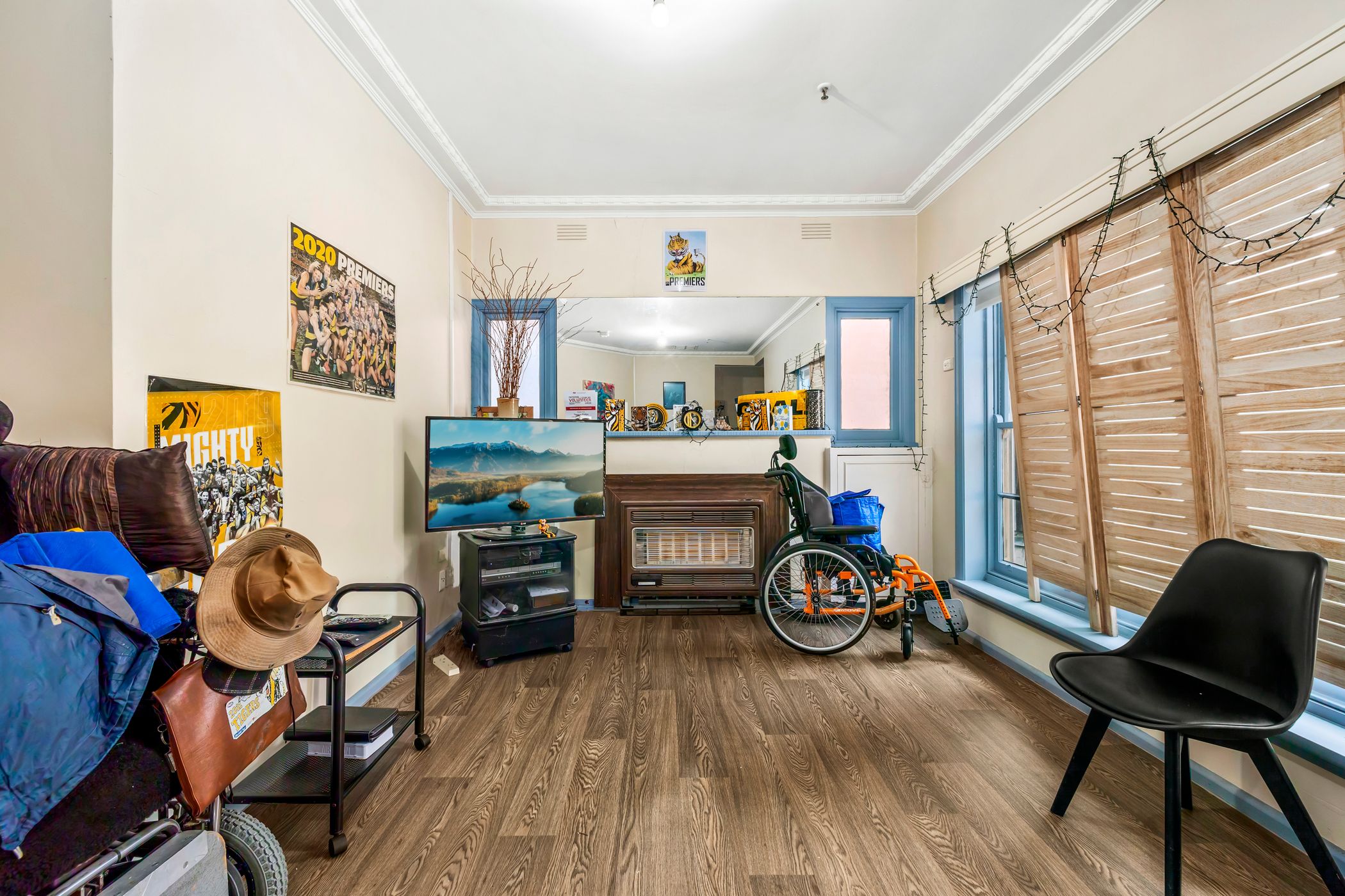 A fantastic location close to station, cafe and shops. — Home image 2