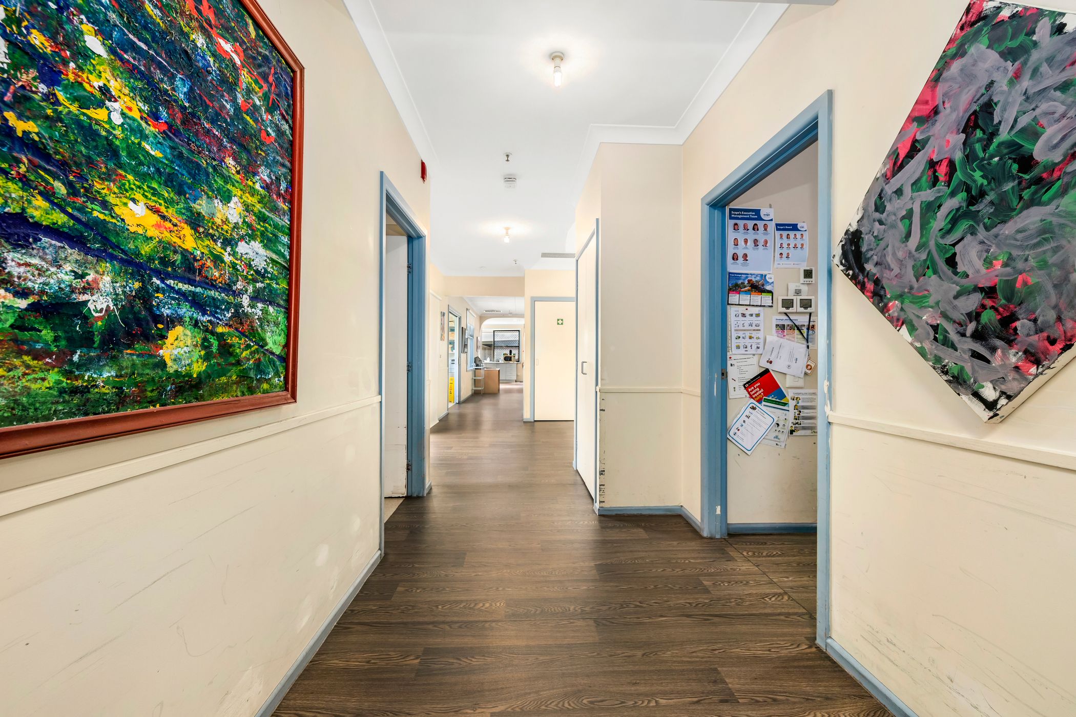 A fantastic location close to station, cafe and shops. — Home image 3