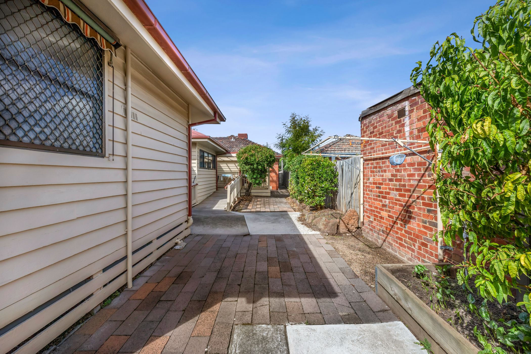A fantastic location close to station, cafe and shops. — Home image 4