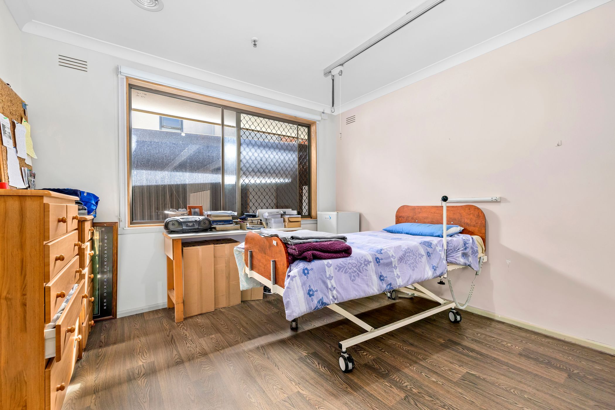 A fantastic location close to station, cafe and shops. — Home image 5